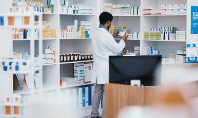 farmacéutico revisando medicamentos en la farmacia