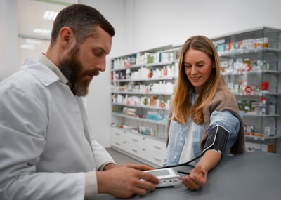 farmacéutico tomando la presión