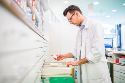 farmacéutico buscando medicamentos